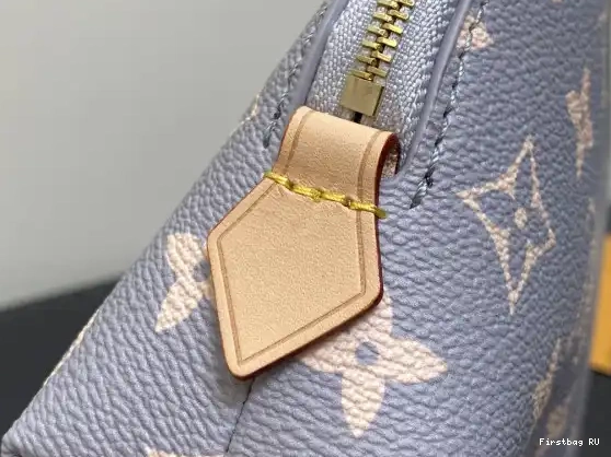 First bag Louis Cosmétique Pochette Vuitton PM 0617